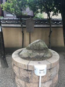 率川神社の蛙石