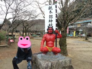 犬山の桃太郎神社の赤鬼の像1