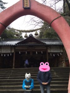 犬山の桃太郎神社の本堂と犬の像