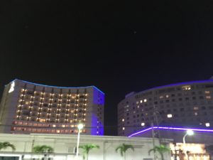 ロワジールホテル那覇の夜の外観