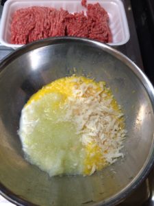 ハンバーグ下準備ですりおろした玉ねぎとパン粉と溶き卵とひき肉の写真