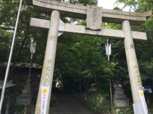 八幡朝見神社の鳥居と矢