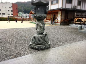 岩國白蛇神社の蛇の石像2